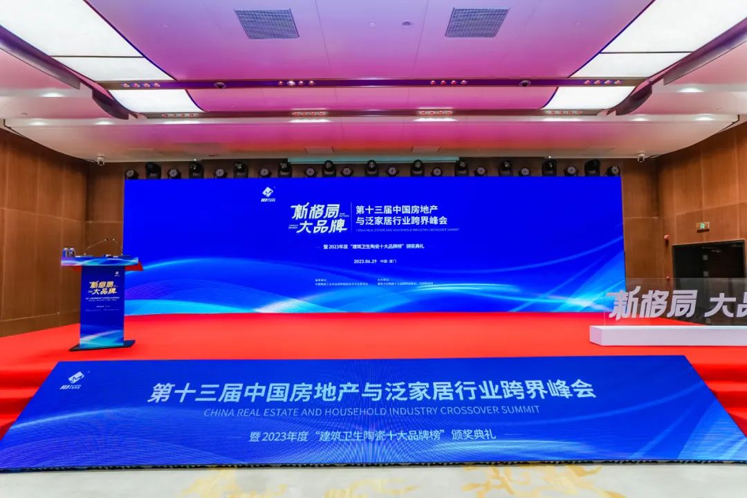 品質爭先，載譽前行 | 恭喜綠蘋果瓷磚榮獲“現(xiàn)代磚十大品牌”獎項！